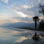 Rustiko-landhaus Mit Infinity-pool Und Seeblick By Interhome 別荘 マルチェージネ