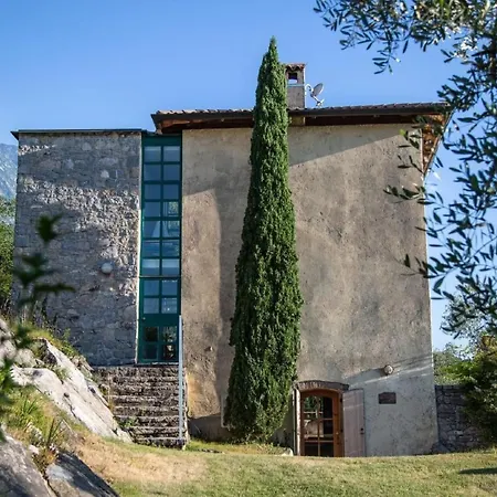 Rustiko-landhaus Mit Infinity-pool Und Seeblick By Interhome 度假居