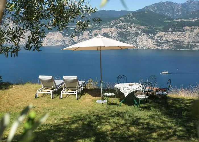Rustiko-landhaus Mit Infinity-pool Und Seeblick By Interhome