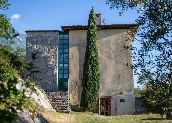Rustiko-landhaus Mit Infinity-pool Und Seeblick By Interhome Feriehus