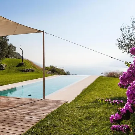 Rustiko-landhaus Mit Infinity-pool Und Seeblick By Interhome * Malcesine