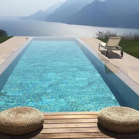 Rustiko-landhaus Mit Infinity-pool Und Seeblick By Interhome *