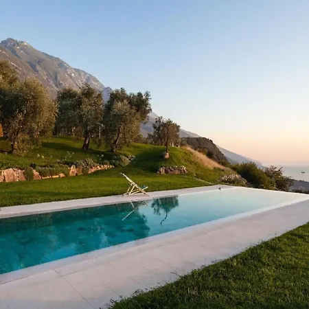 Casa de Férias Rustiko-landhaus Mit Infinity-pool Und Seeblick By Interhome *