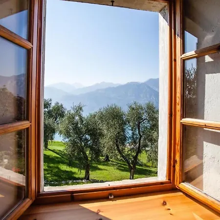 Rustiko-landhaus Mit Infinity-pool Und Seeblick By Interhome