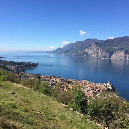 Rustiko-landhaus Mit Infinity-pool Und Seeblick By Interhome