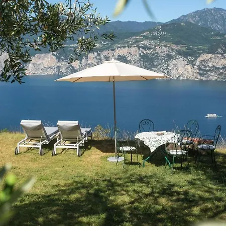 Rustiko-landhaus Mit Infinity-pool Und Seeblick By Interhome